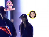 杨颖和儿子小海绵逛街结束后在商场外等人