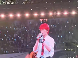当代追星天花板现身李荣浩演唱会，一纸假条集齐家人谅解、老板准假与亲笔签名