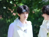 苏新皓新疆录团综！ 夏日发带少年明媚似阳光 青春活力好漂亮啊