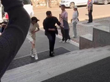 刘浩存现身北京大学，一身白衣走路气场十足，网友：刘浩存真的太美了！