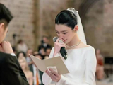 奚梦瑶婚礼结束后背双肩包出行，嫁给爱情的具象化