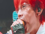 太“贵州”了！李荣浩贵阳演唱会上吃播烤洋芋 还不忘先问“辣不辣？”