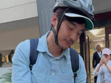 金世佳骑电驴参加活动，爽快为粉丝签名