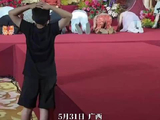 赵露思跪地给奶奶拜寿，获首个红包