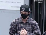 丁程鑫长沙返京养伤，粉丝叮嘱点头回应