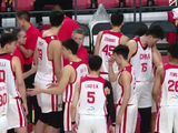崔永熙热身赛前向王俊杰传授比赛经验
