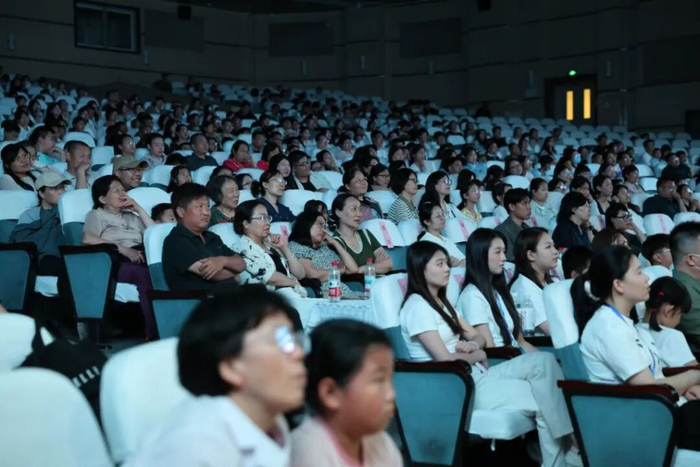 第二现场师生专注地观看演出