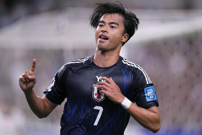 2024年9月5日，日本队球员三笘薰在世界杯亚洲区预选赛中庆祝进球。新华社记者 张笑宇 摄