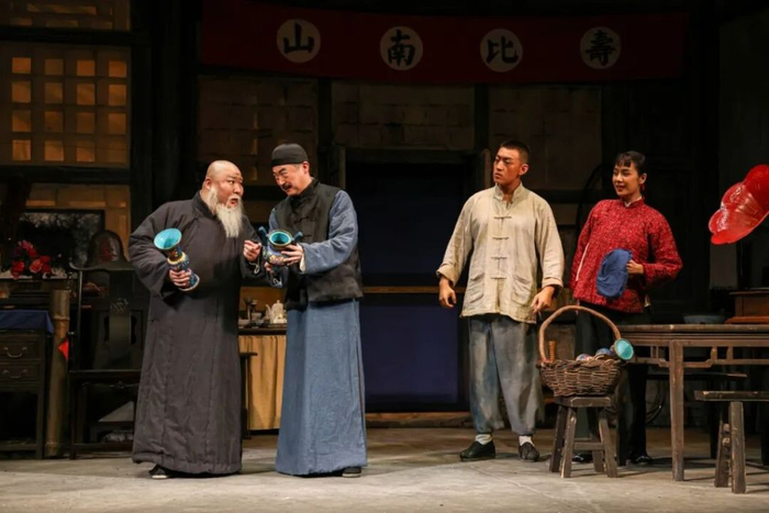 刘四爷（刘宸 饰演）、冯二爷（罗熙 饰演）手中的景泰蓝花瓶便是道具组的“纸活儿”