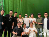 周星驰《女足》片场照曝光 疲态尽显 白发苍苍显疲态，仍坚持亲自执导!_深港在线手机版