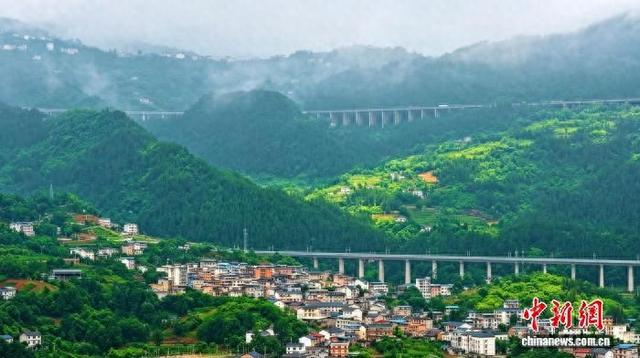 巴东县溪丘湾乡平阳河流域，高铁与高速在这里并驾齐驱。税晓林 摄