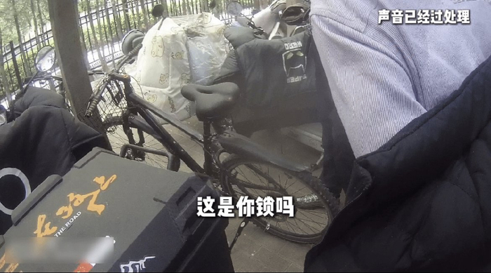 民警在一处车棚找回车辆，此时，连某加装的车锁已被更换。海淀公安供图