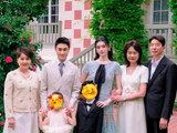 奚梦瑶何猷君大婚酒席朴素，婆婆亲妈同框差距大，赌王四太只戴了条珍珠项链