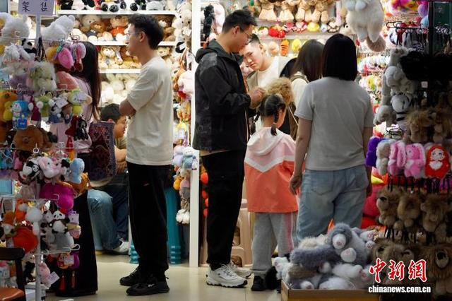 5月1日，多名游客在义乌国际商贸城选购商品。 董易鑫 摄