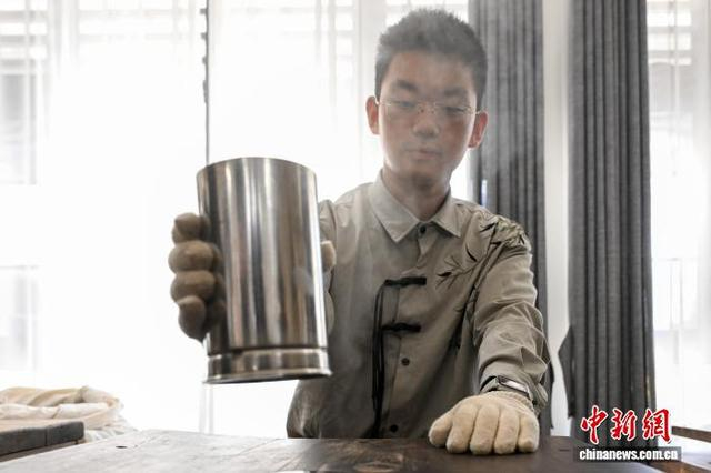 图为6月3日，工作人员展示沱茶制作技艺中的“蒸茶”流程。中新社记者 李嘉娴 摄 
