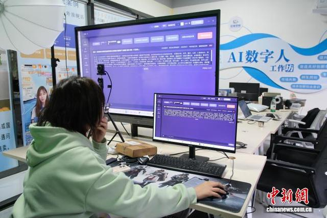 3月26日，义乌工商职业技术学院学生在“AI数字人工作坊”内设计AI主播的话术。 曹丹 摄