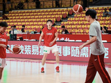 中国男篮热身赛险胜，王俊杰两双数据表现抢眼