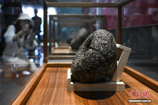 图为6月3日，下关沱茶馆内展出的沱茶吸引观众。中新社记者 李嘉娴 摄 