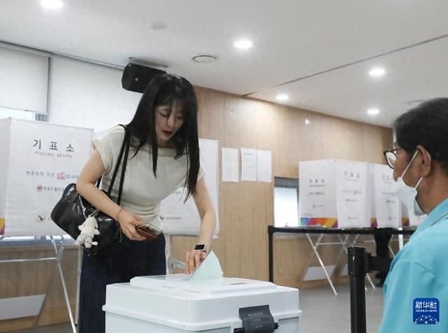 6月3日，选民在韩国首尔的一处投票站参加投票。 新华社记者 姚琪琳摄