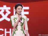 中传校庆晚会，龙洋在众多主持人中抢风头，穿春晚旧礼服效果炸裂|央视春晚|尼格买提|校庆晚会|龙洋(主持人)