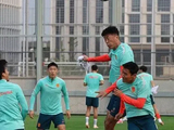 国足抵达新加坡当晚就开练，不排除武磊与张玉宁搭档锋线