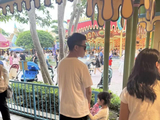 奚梦瑶带娃游迪士尼，何猷君全程抱女儿，带保姆保镖玩得超嗨 - 360娱乐