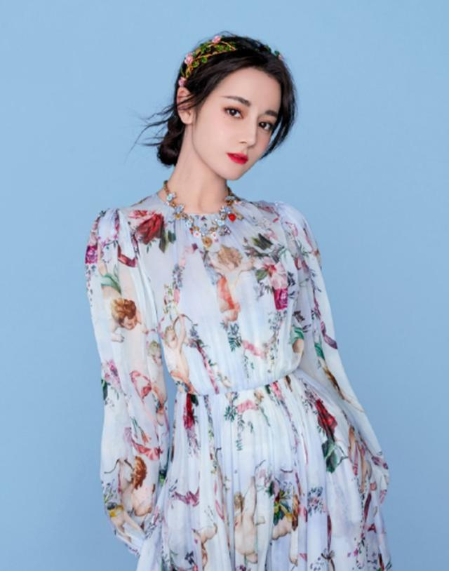 明星也要冲业绩？迪丽热巴亲自回复粉丝的评论，让大家受宠若惊。如今这部剧已经杀青，不久后也就播出，很多粉丝都期待很久了，而胖迪最近如此活跃的表现，难道是新剧要开拍或者是这部剧即将播出了吗？胖迪今年获得了金鹰大奖，瞬间成为了被大家热议的当红明星，实力和颜值都非常出彩的她以后还会给大家带来什么样的精彩作品呢？