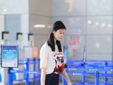 奚梦瑶被何猷君求婚后首次公开亮相,腰身纤细怀孕传闻不攻自破!