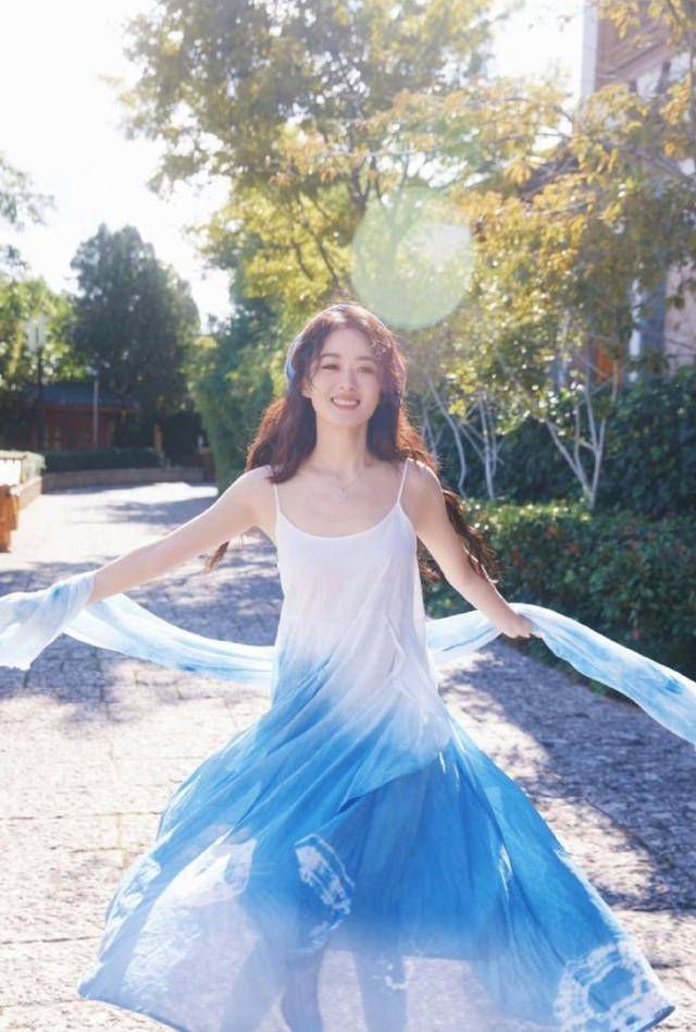 本届白玉兰最佳女主提名阵容堪称豪华，任素汐、孙俪、吴越、杨幂、杨紫同台竞争，名额有限，优中选优必然留下遗憾。群像剧本身就容易弱化主角光环，因此女配突围、女主落选，也反映了剧集整体叙事的偏向。一场奖项提名，只是阶段性的专业评判，从来无法完整定义一名演员。观众认可赵丽颖在《小城大事》中的表演，剧集收获国民口碑，这份大众喜爱，本身就是最有力的肯定。李登科的解读，也提醒大家以理性看待奖项输赢，不必因一次结果而过度纠结。  历经四次冲击白玉兰，赵丽颖始终保持沉稳从容，专注于拍戏、打磨角色，从不为一时得失所困。一次落选，是提醒，更是新的起点。期待赵丽颖以此为契机，跳出固有的表演舒适圈，不断挑战风格迥异的角色，用更多突破性的作品，完成属于自己的进阶之路。奖项终会到来，而踏实前行的演员，永远值得等待。