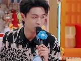 欢喜冤家相遇，丁程鑫一句“秦哥哥”，老秦心态崩了