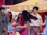 杨迪太搞笑了，别人都是帅气出场，而他却骑个小车车