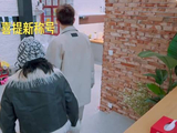 王传君抬贺峻霖上墙圆梦，拍图发朋友圈留念