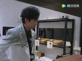 刘宇宁丁程鑫周柯宇持道具对战，张凌赫旁观笑评