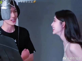 同样是对视，但美孟只在小林面前害羞