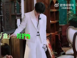 丁程鑫清理砖块并贴心护头