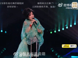 两代实力歌手相逢舞台，老歌新唱，续写《弯弯的月亮》的音乐浪漫