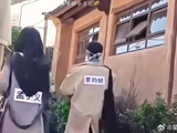 小林真是又争又抢，帮老婆背包的男人最帅