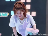 被赵露思笑死！站泡沫垫上抖个不停，根本控制不住