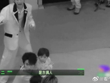 张凌赫黑暗时刻暖心捂眼护童，温柔本能引爆全网：他蹲下那一刻，教养拉满！