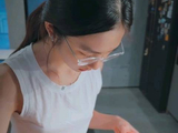黄多多留学放假回家，戴着眼镜为家人做饭，热爱烹饪，完美继承了黄磊的厨艺