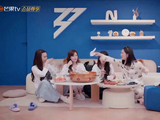 隔着一层电视机屏幕，挡不住小朋友奔赴妈妈的温柔心意
