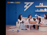 看见电视里唱歌的妈妈，小朋友下意识贴屏亲吻，画面温馨破防