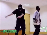 王一博与爱将布布共舞展现柔韧身姿