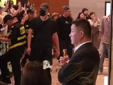 王子奇袁咏仪挽手上班状态松弛显信任