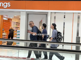 郭富城宁波赛场外打包带走白蟹炒年糕，携妻女低调寻味接地气