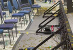  樊振东德甲现场和领事一边说话一边走