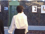 年上宠溺守护年下转圈,幸福瞬间温暖人心