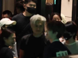 范丞丞杭州线下活动亮相引粉丝尖叫