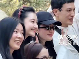 刘亦菲毕业20年回北电同学聚会，素颜合照少女感十足