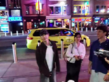 少爷在街头就这样帅得引人注目呢